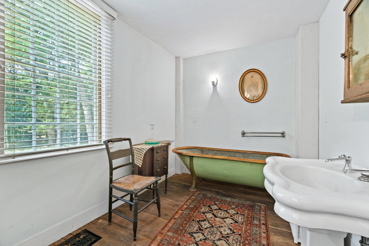 For antique lovers, there is decorative copper tub in one of the three full baths.
