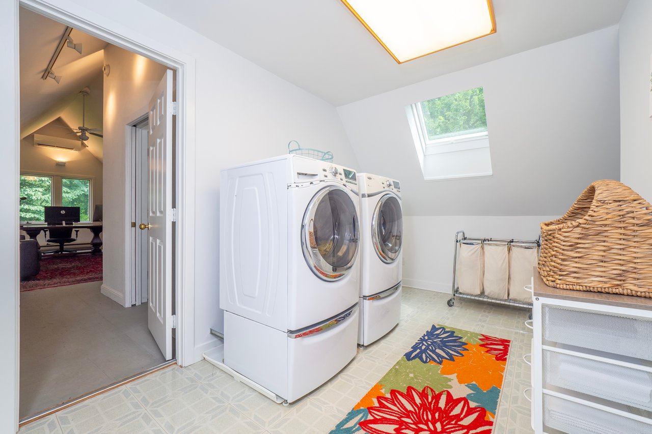 Spacious 2nd floor laundry room	
