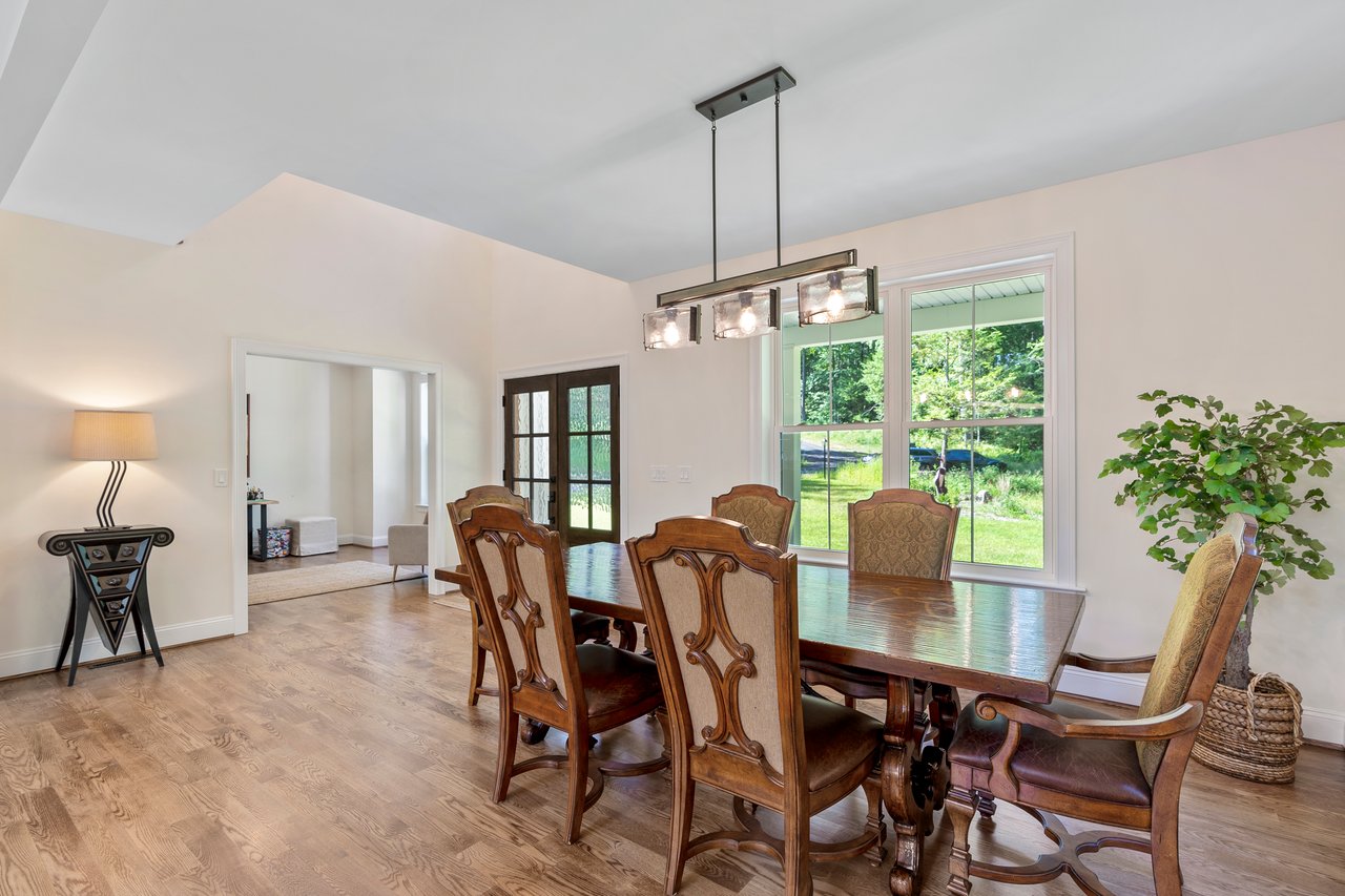 Versatile space for dining