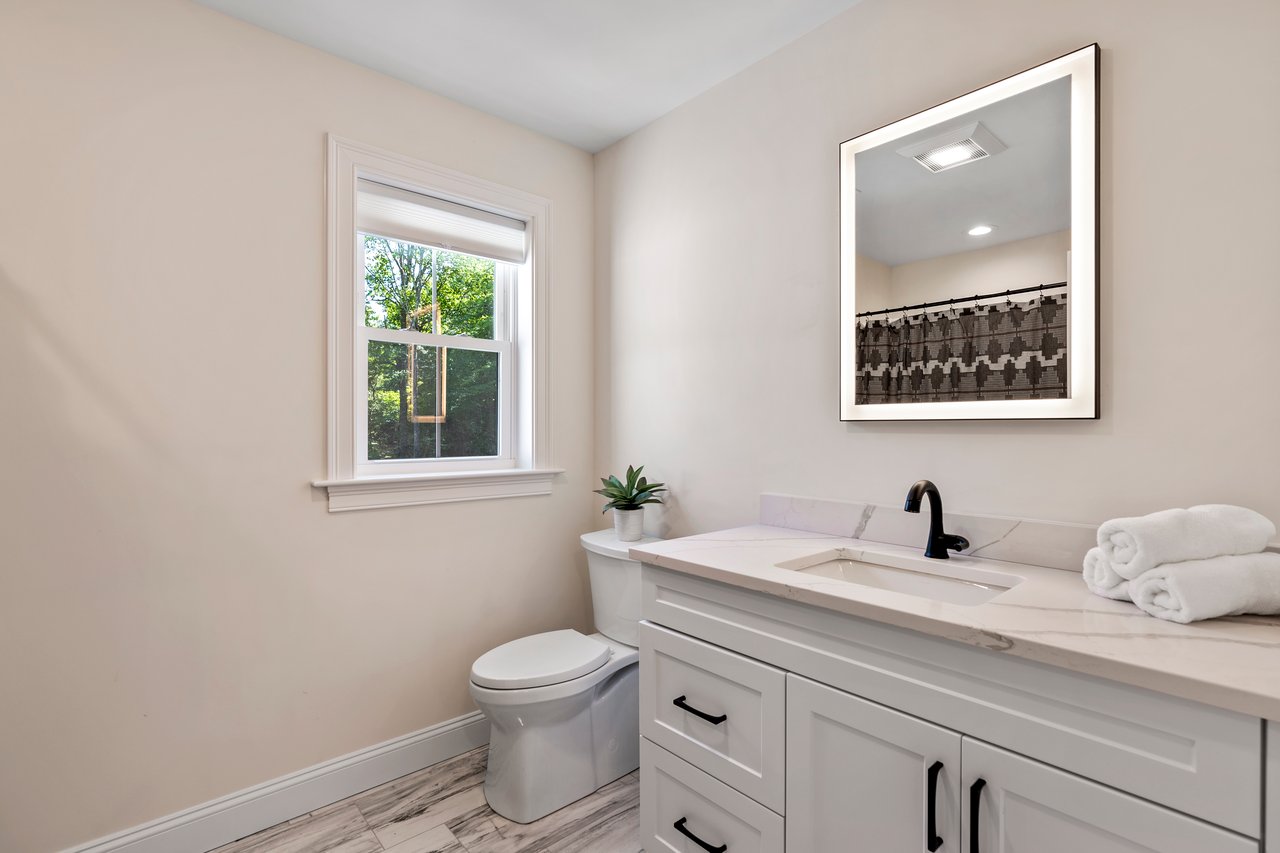 Hall full bath with tub