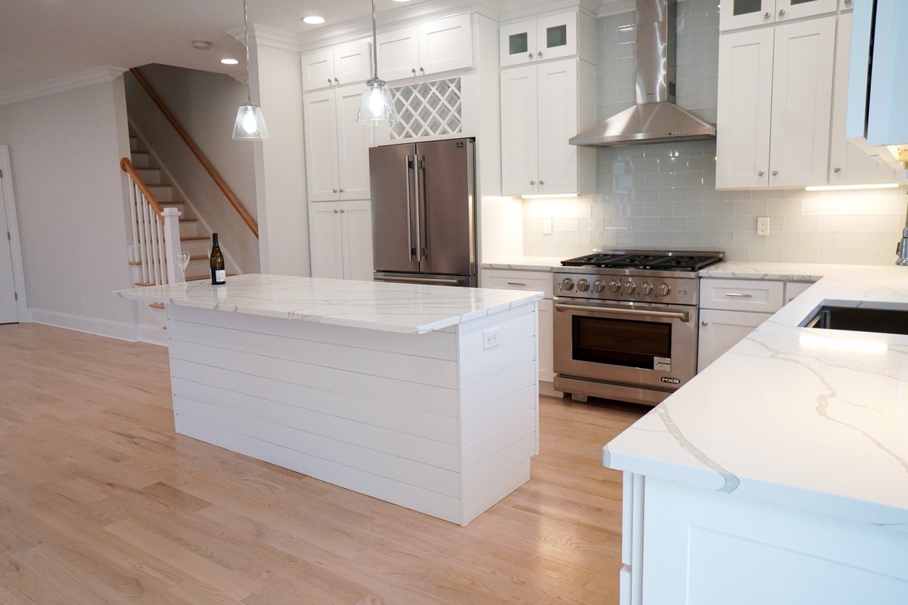 Large '7 Quartz counter center island, seats 4