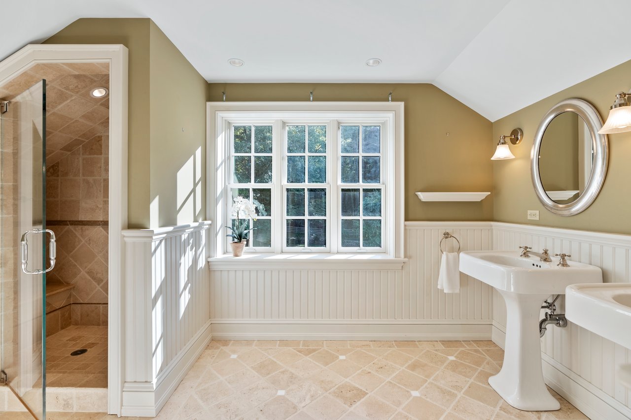 Guest suite bath, 2nd floor