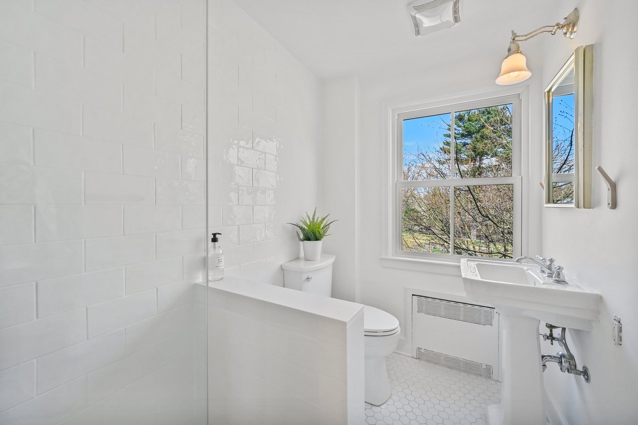 En suite bath for 5th bedroom/Bonus Room