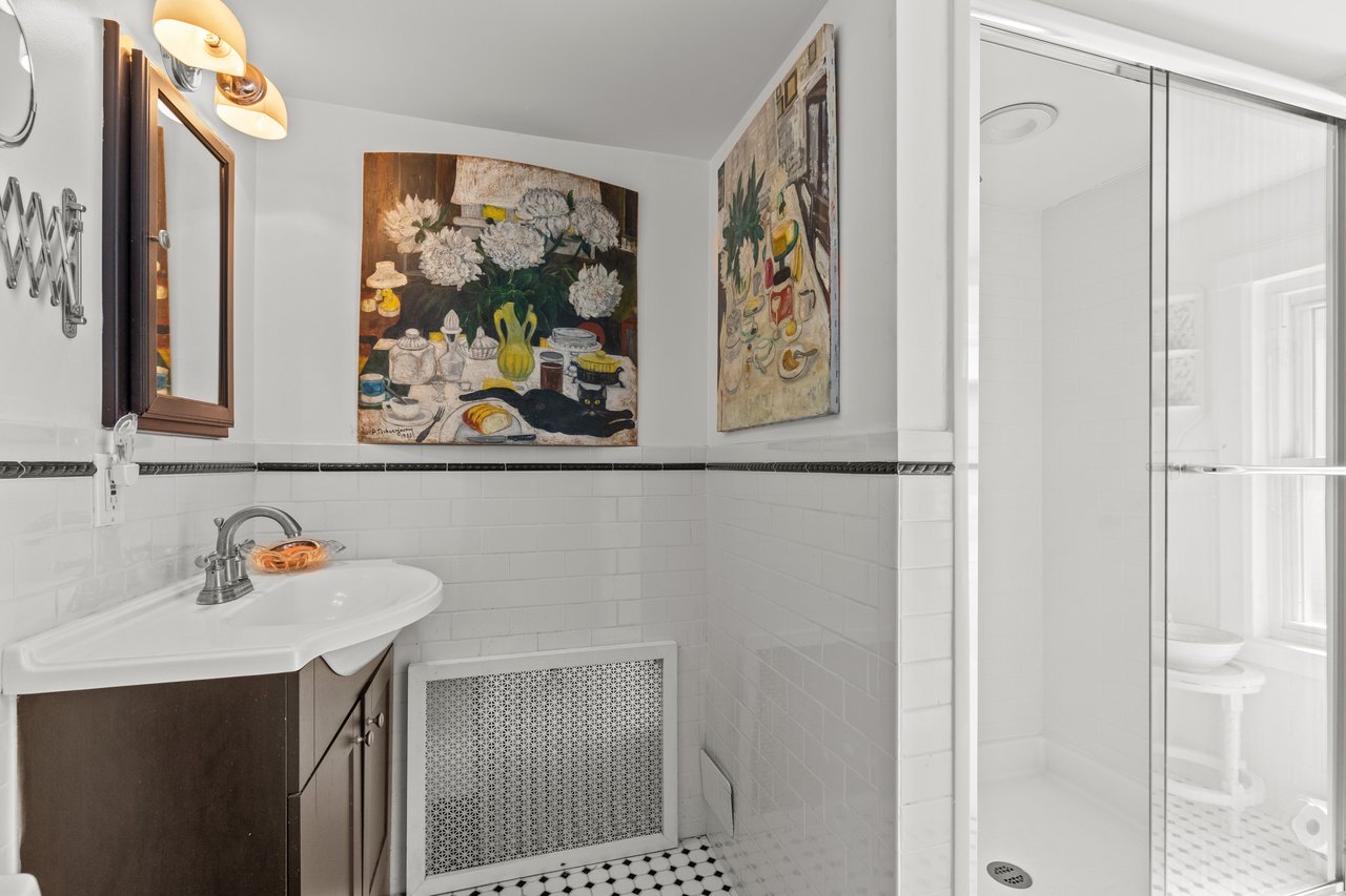 3rd Floor Full bathroom
