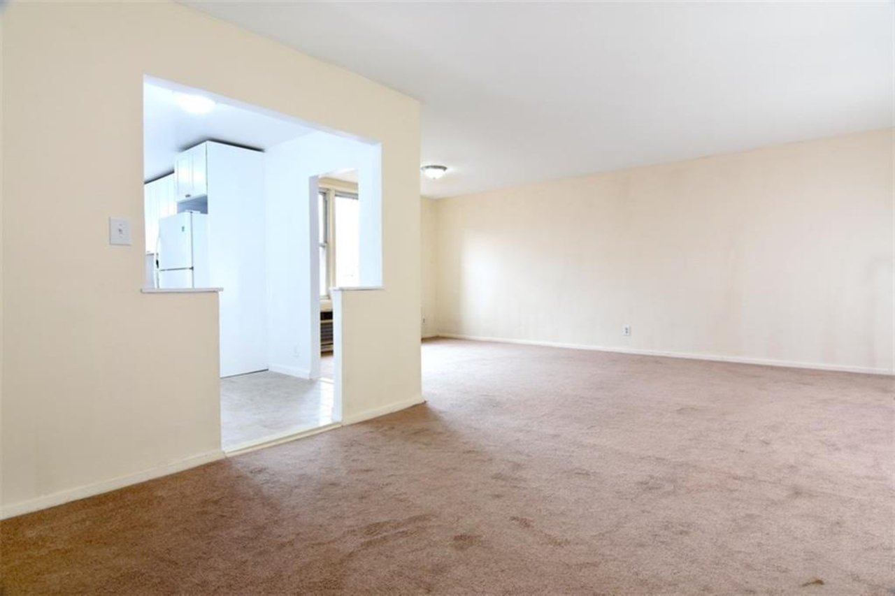 Dual entry into the kitchen.