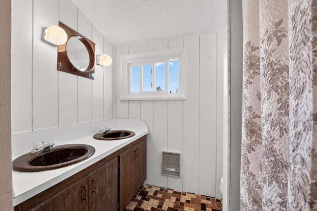 Second Level Full Bathroom