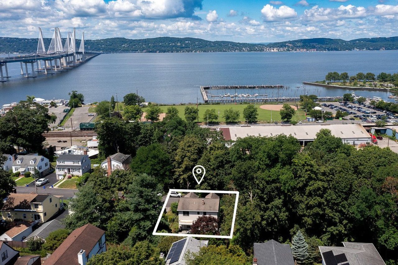 View of property location with a view of the Hudson River, property boundaries highlighted.
