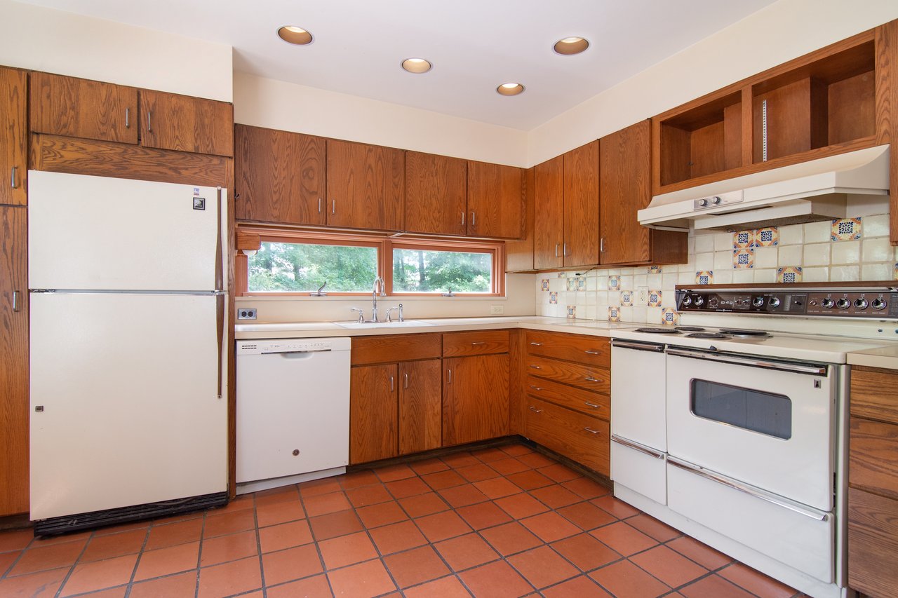 All appliances are fully operational, highlighted by a classic vintage stove.