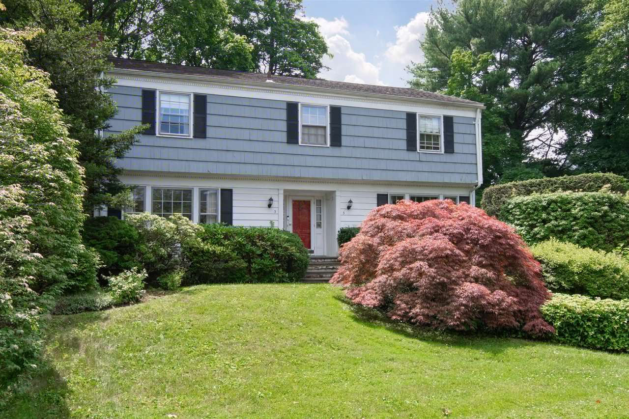 Seize the opportunity to transform this timeless home into your dream residence. With an unbeatable location, you will enjoy the perfect blend of city convenience and suburban tranquility. Welcome home!