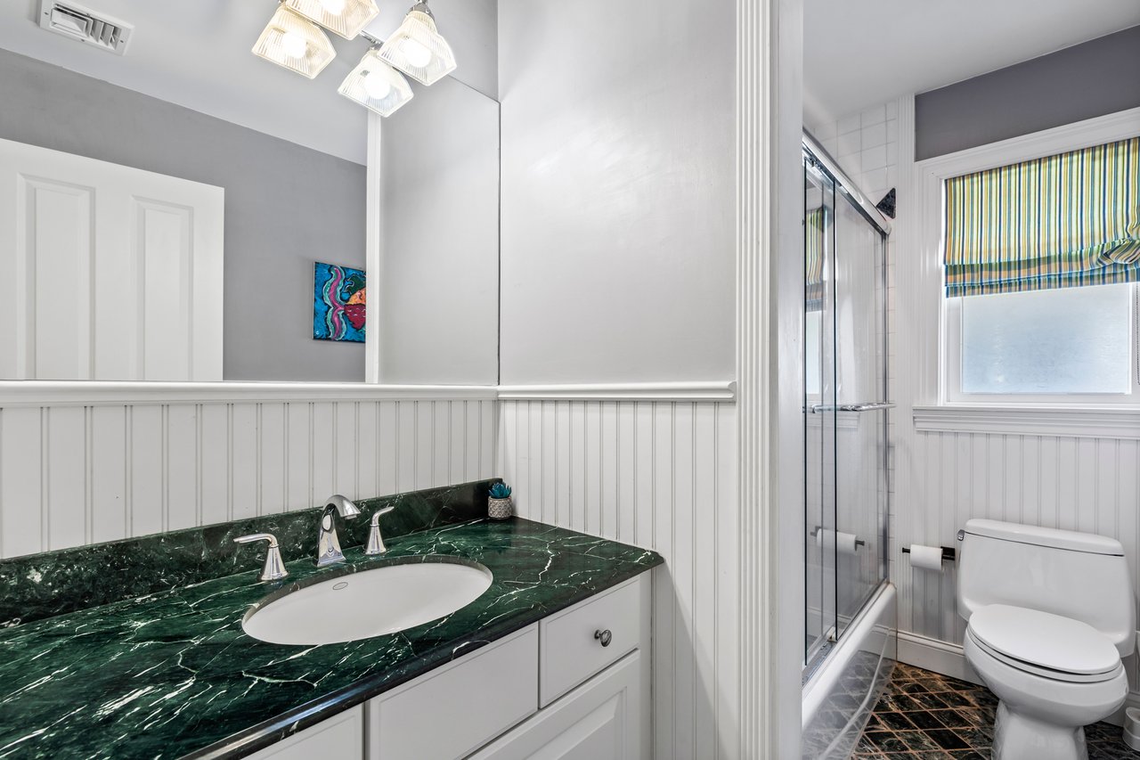 Hall bath with shower/tub combo