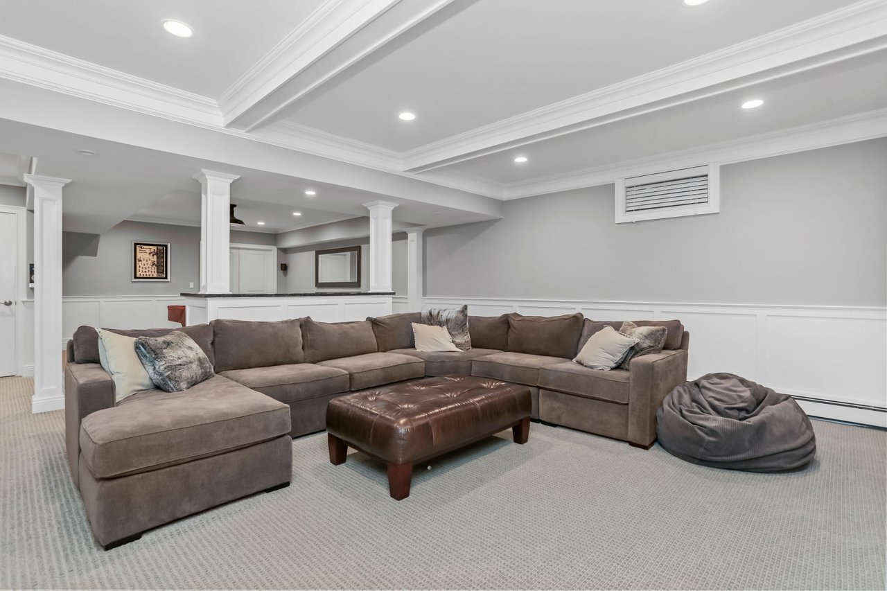 Finished basement with room for entertaining