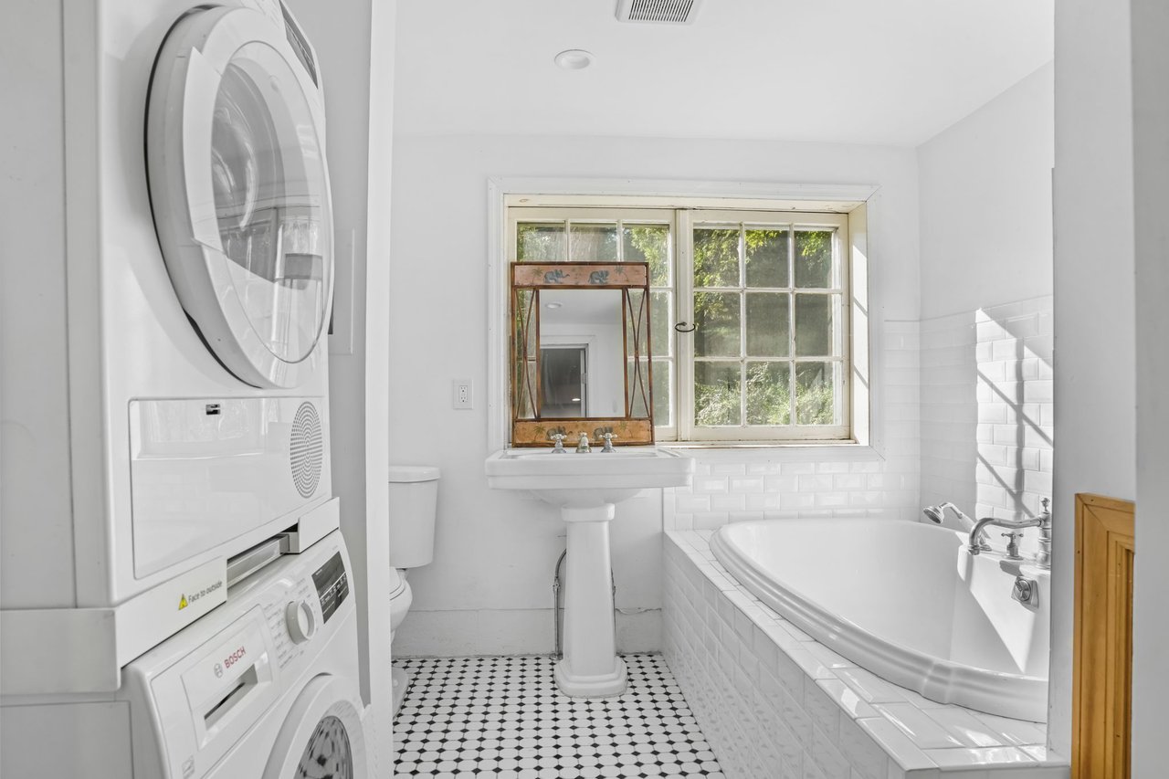 Full bath and washer/dryer here