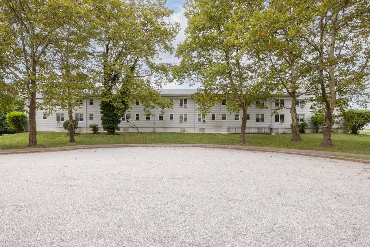 View of front facade featuring a front lawn