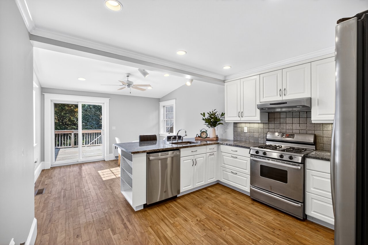Eat-in Kitchen with stainless steel appliances and peninsula-Granite countertop