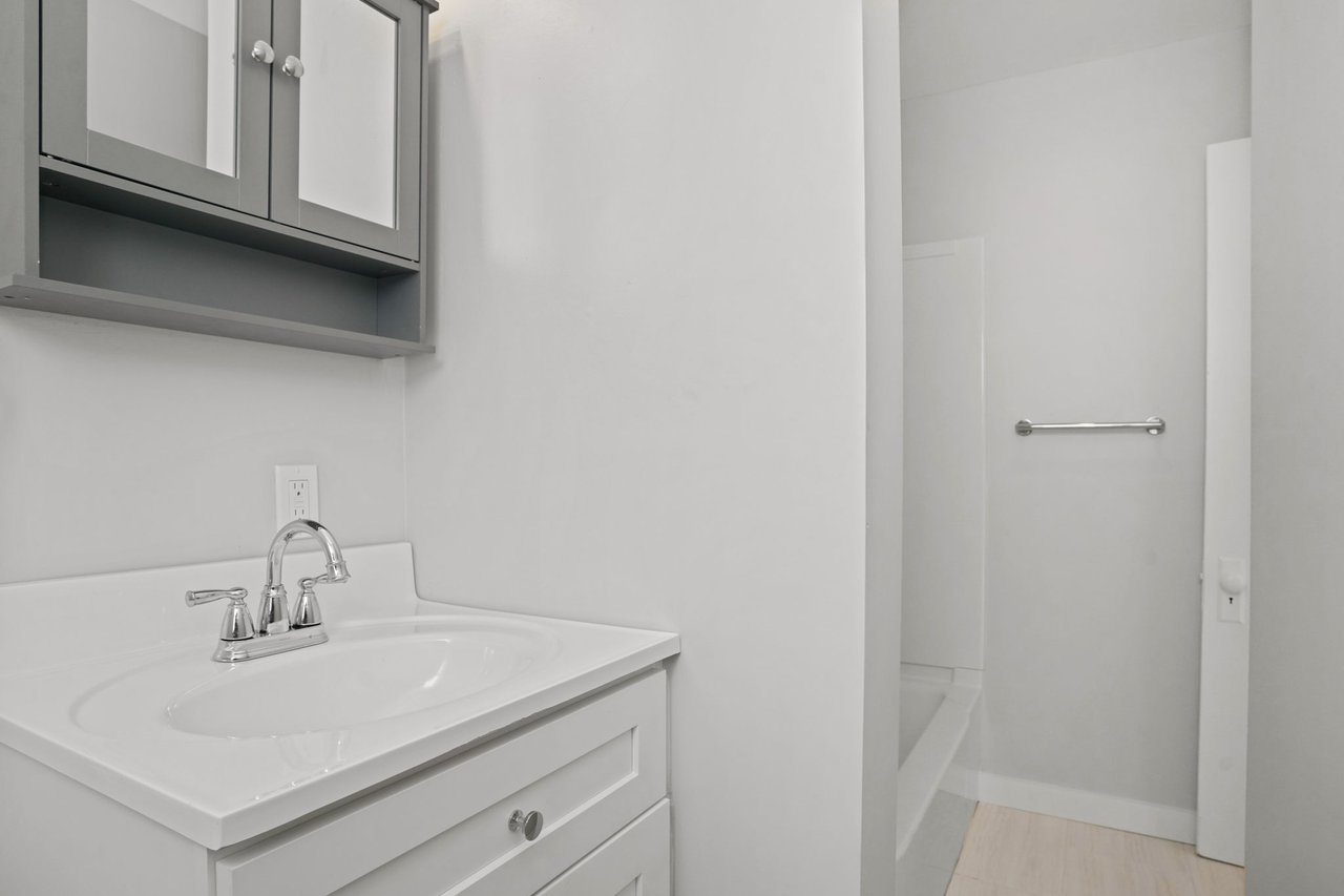 Full Bath with tub on 2nd floor