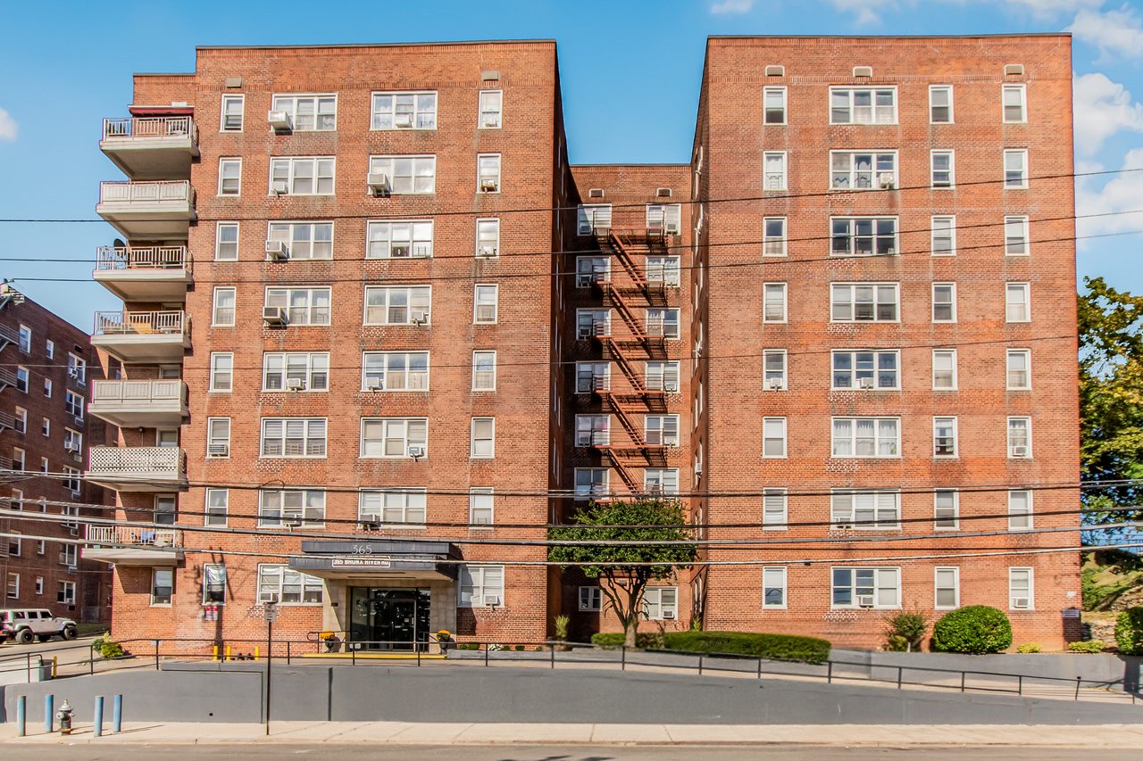 View of apartment building / complex