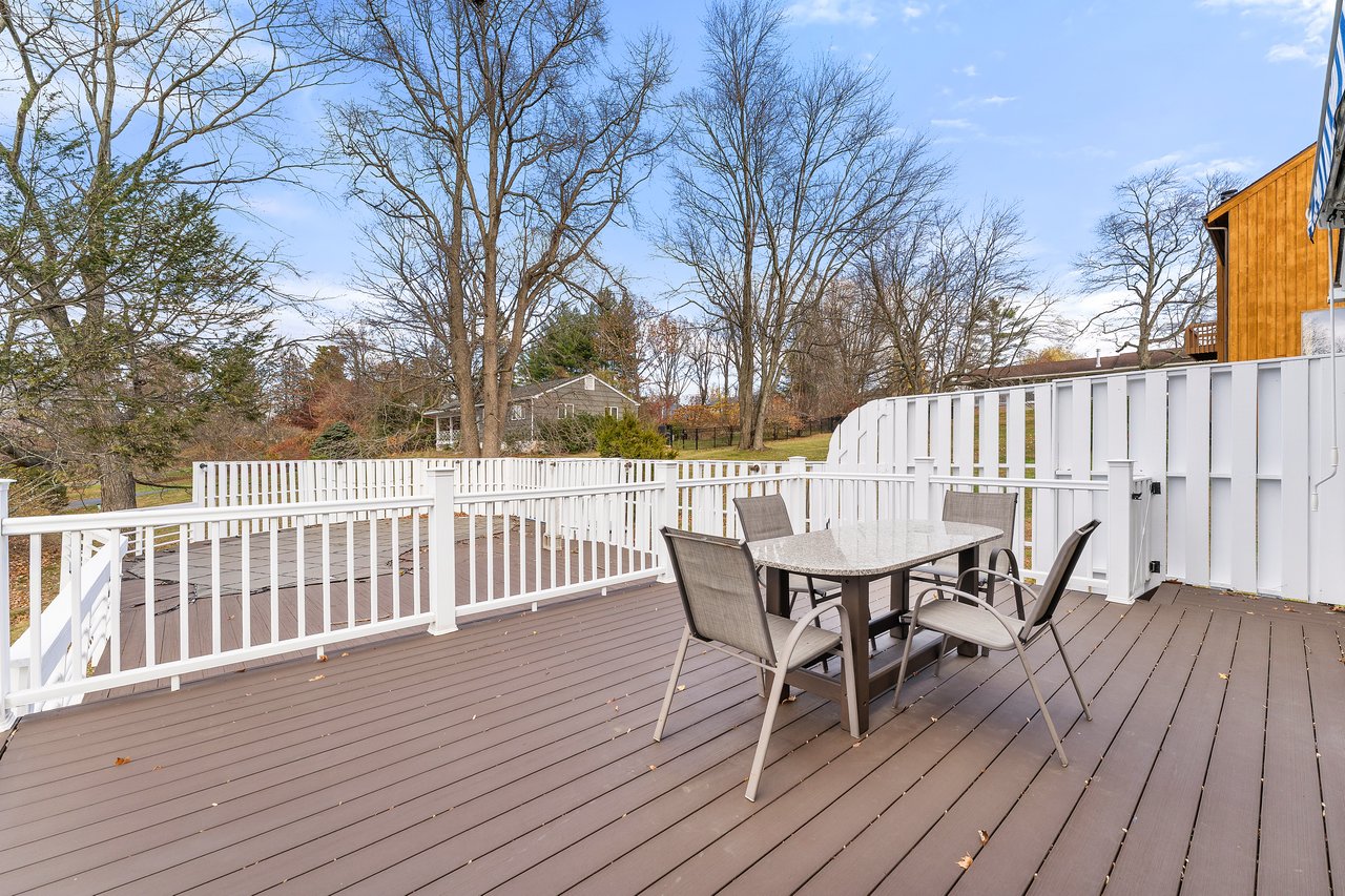 Deck featuring outdoor dining area