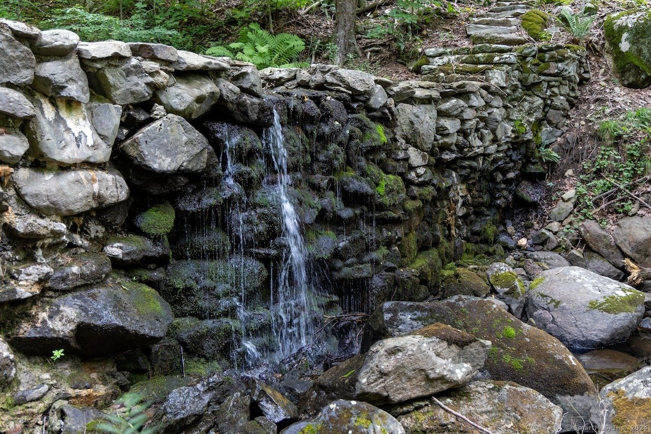 89 Under Mountain Road Photo 39