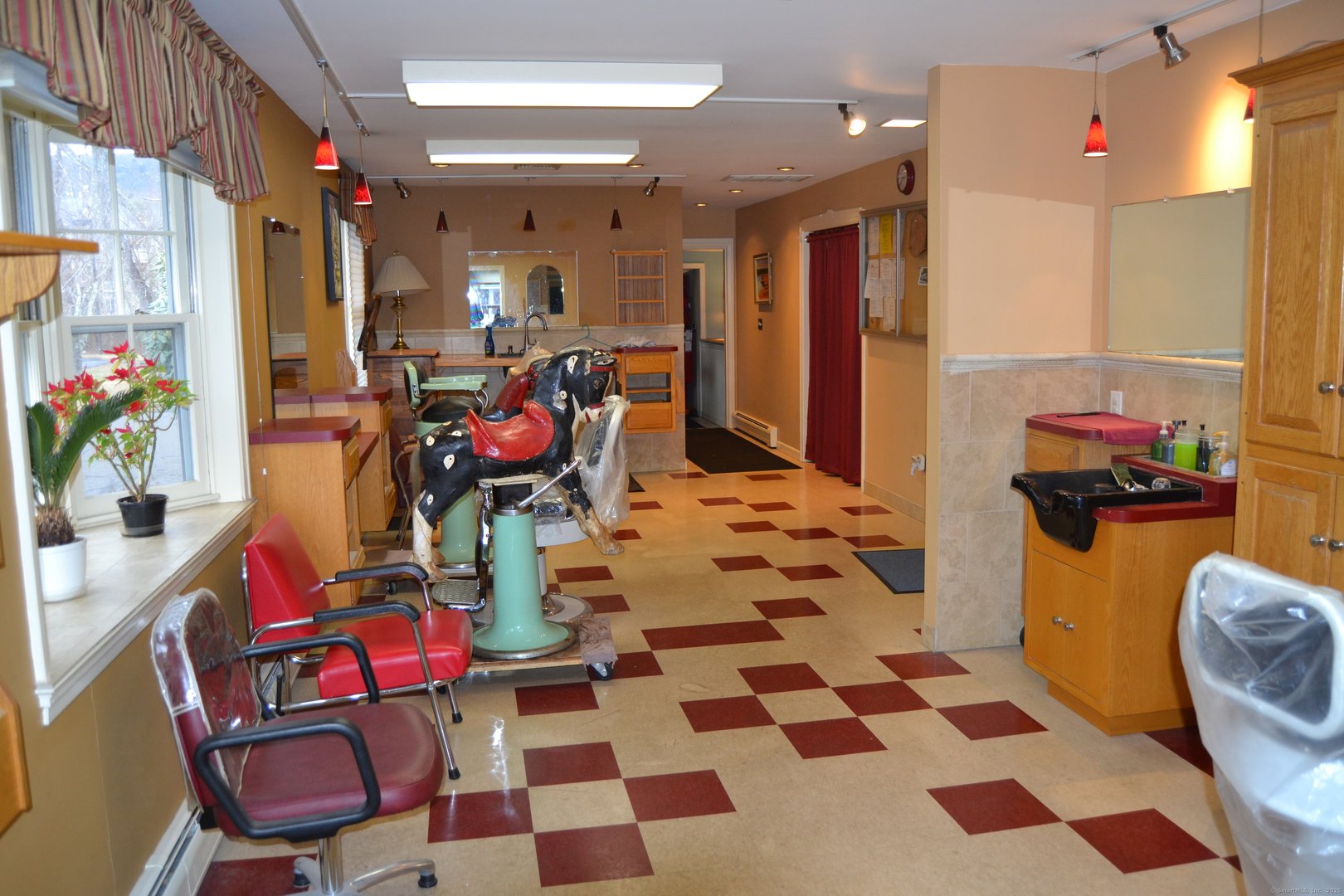 136 Hopmeadow Street Photo 8