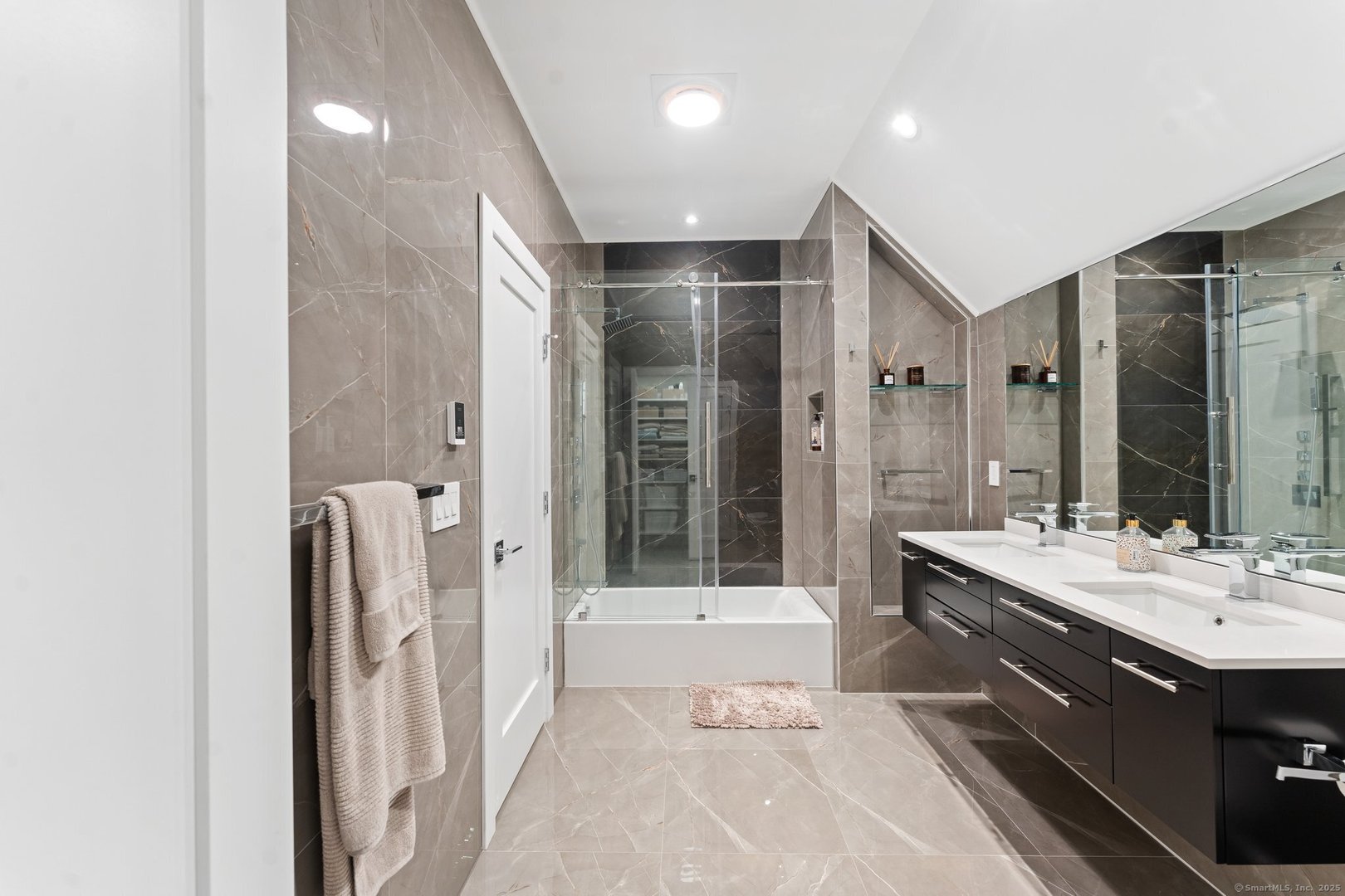 Norwich Single Family Photo 22