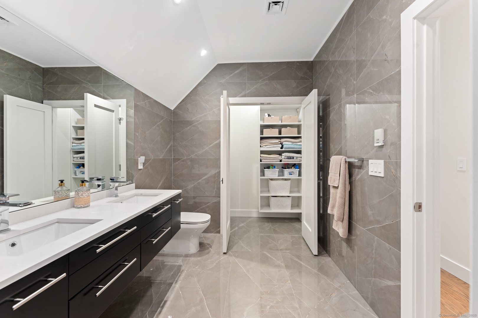 Norwich Single Family Photo 24