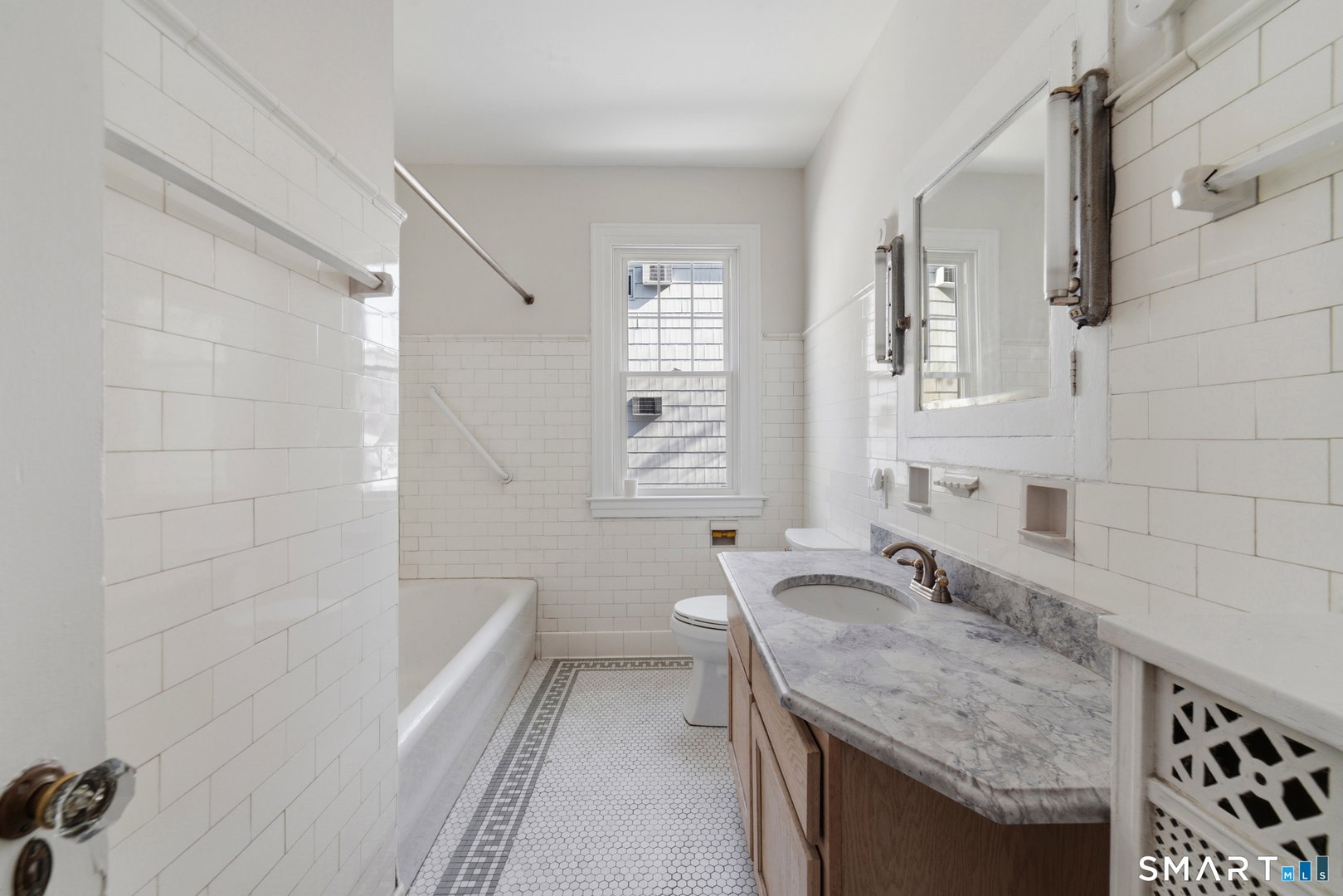 781 Farmington Avenue Photo 18