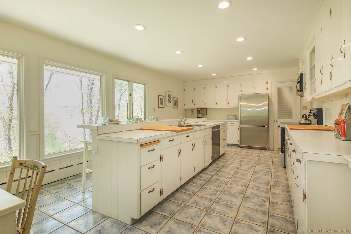 21 South Road Photo 10