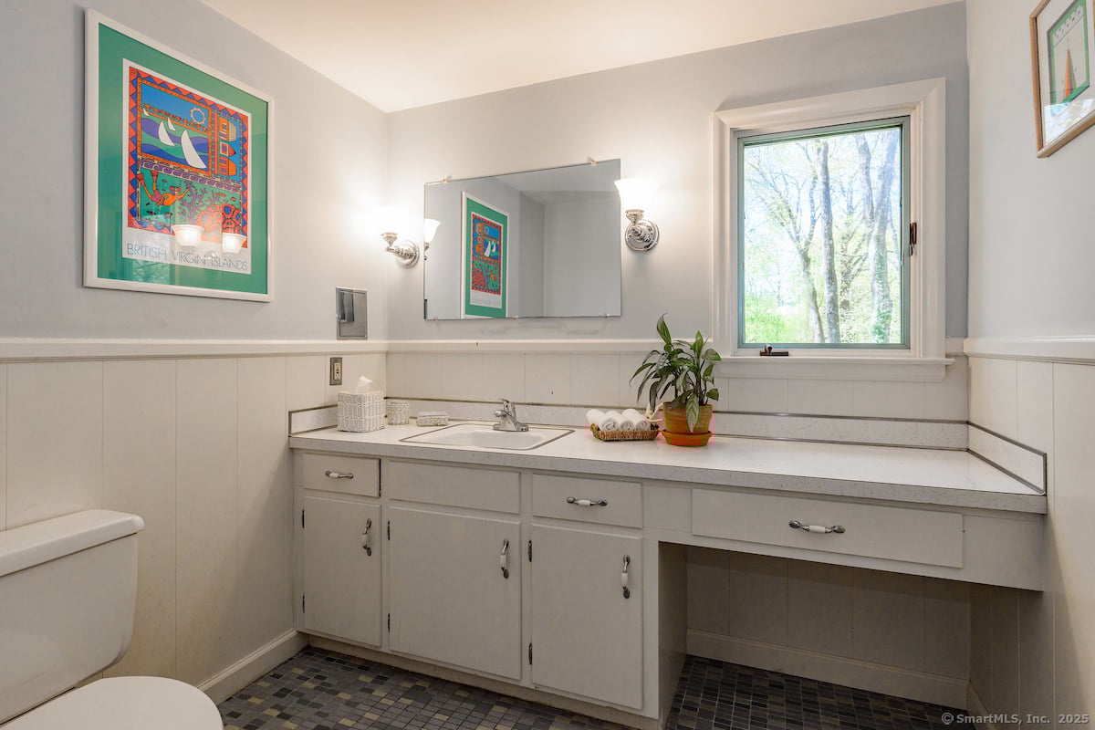 21 South Road Photo 32