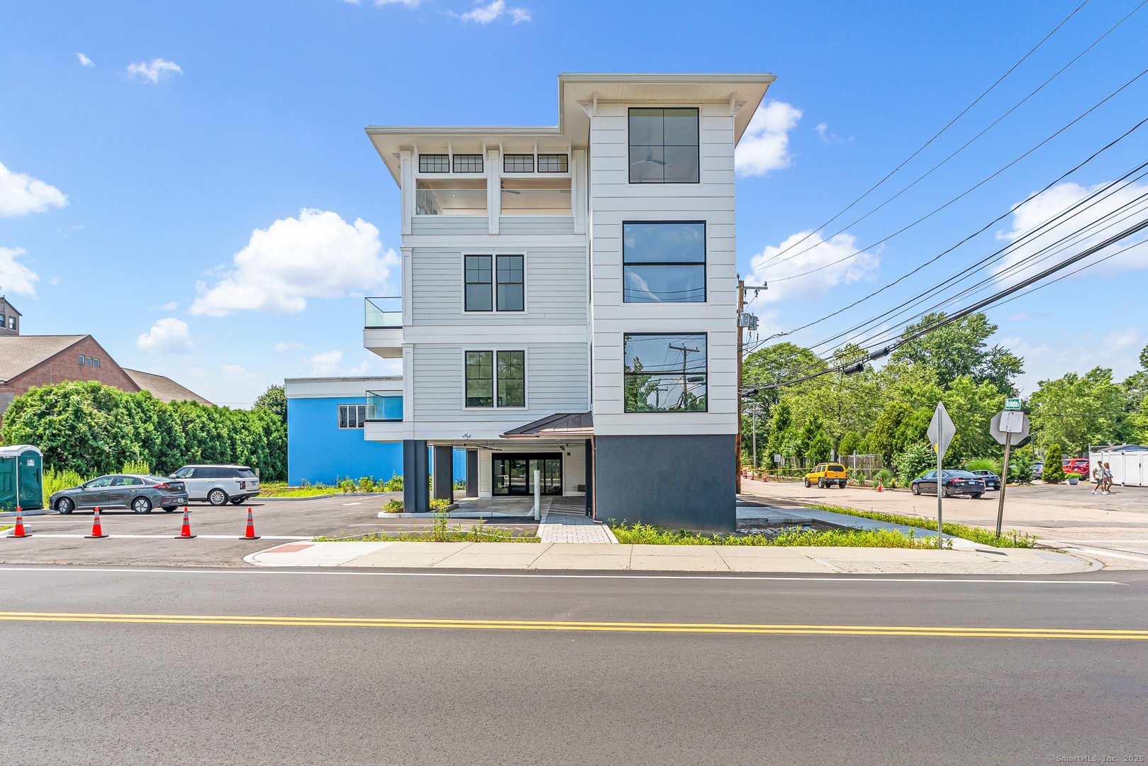 32 Broadway Avenue Photo 3