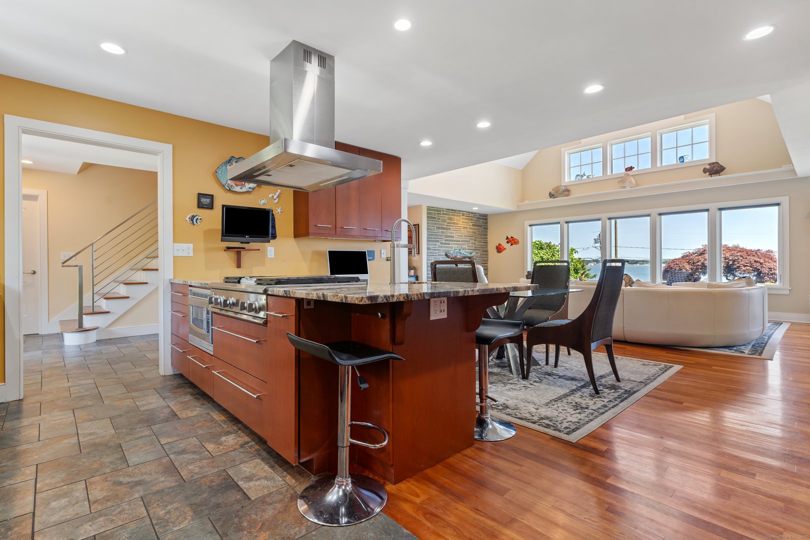 993 Pequot Avenue Photo 14