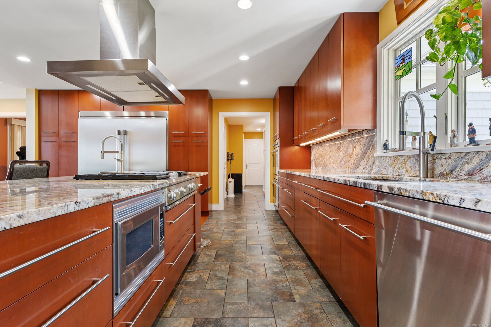 993 Pequot Avenue Photo 15