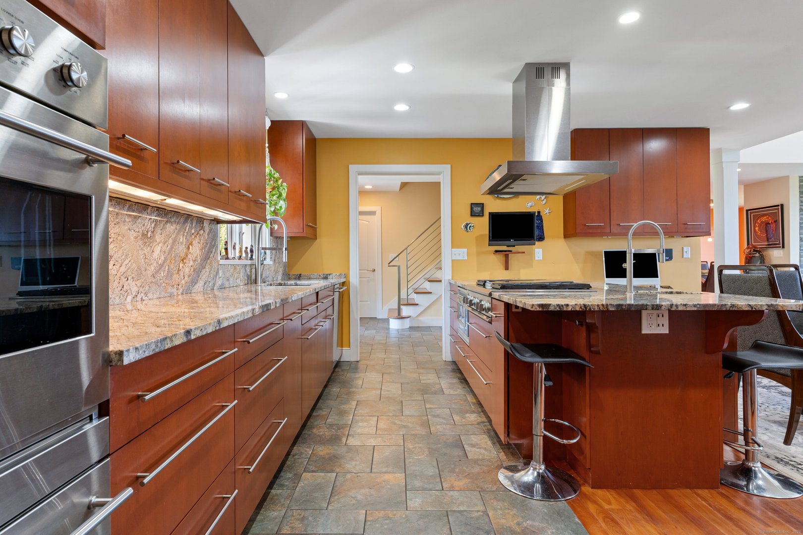 993 Pequot Avenue Photo 17