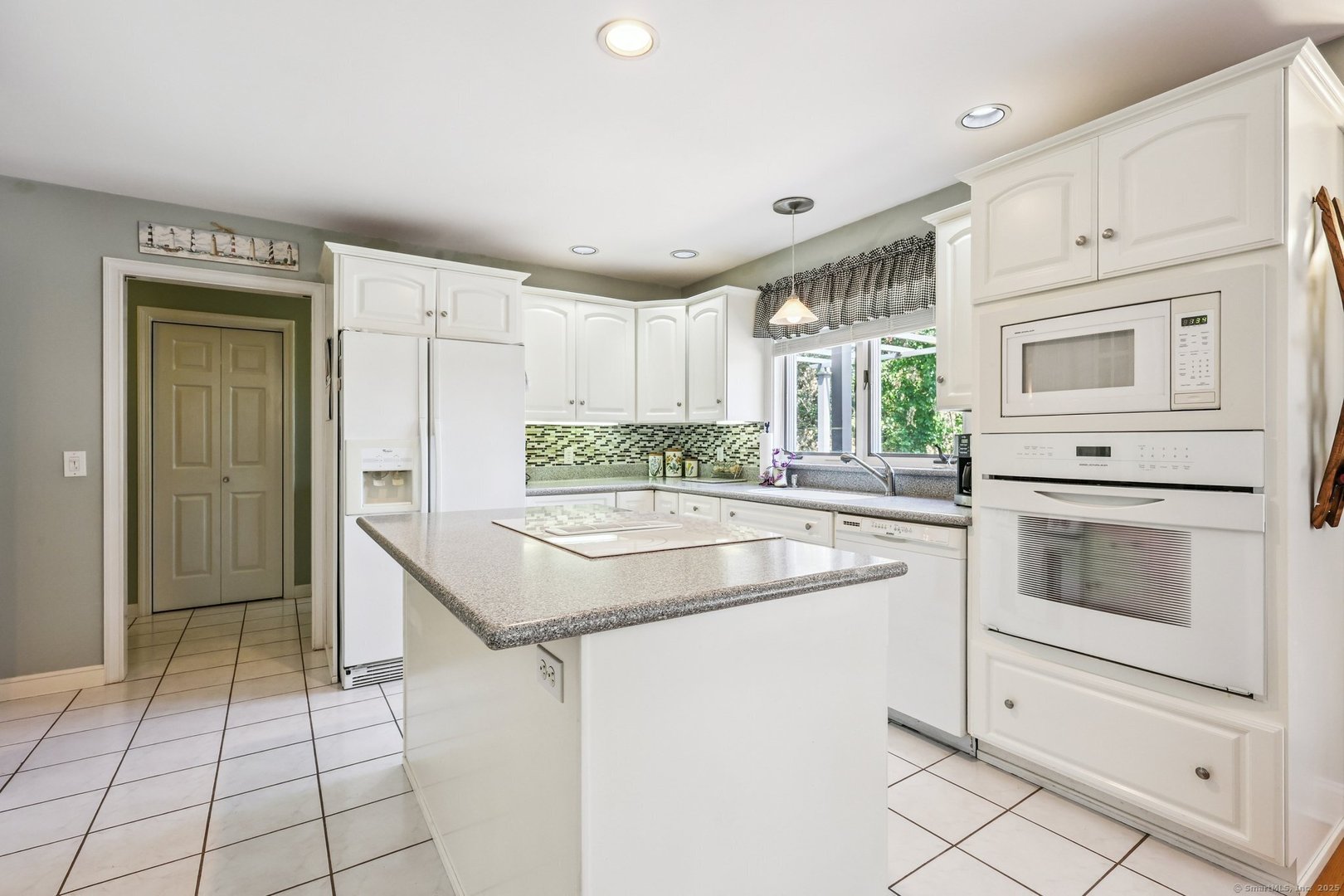 1 Lake Louise Drive Photo 7