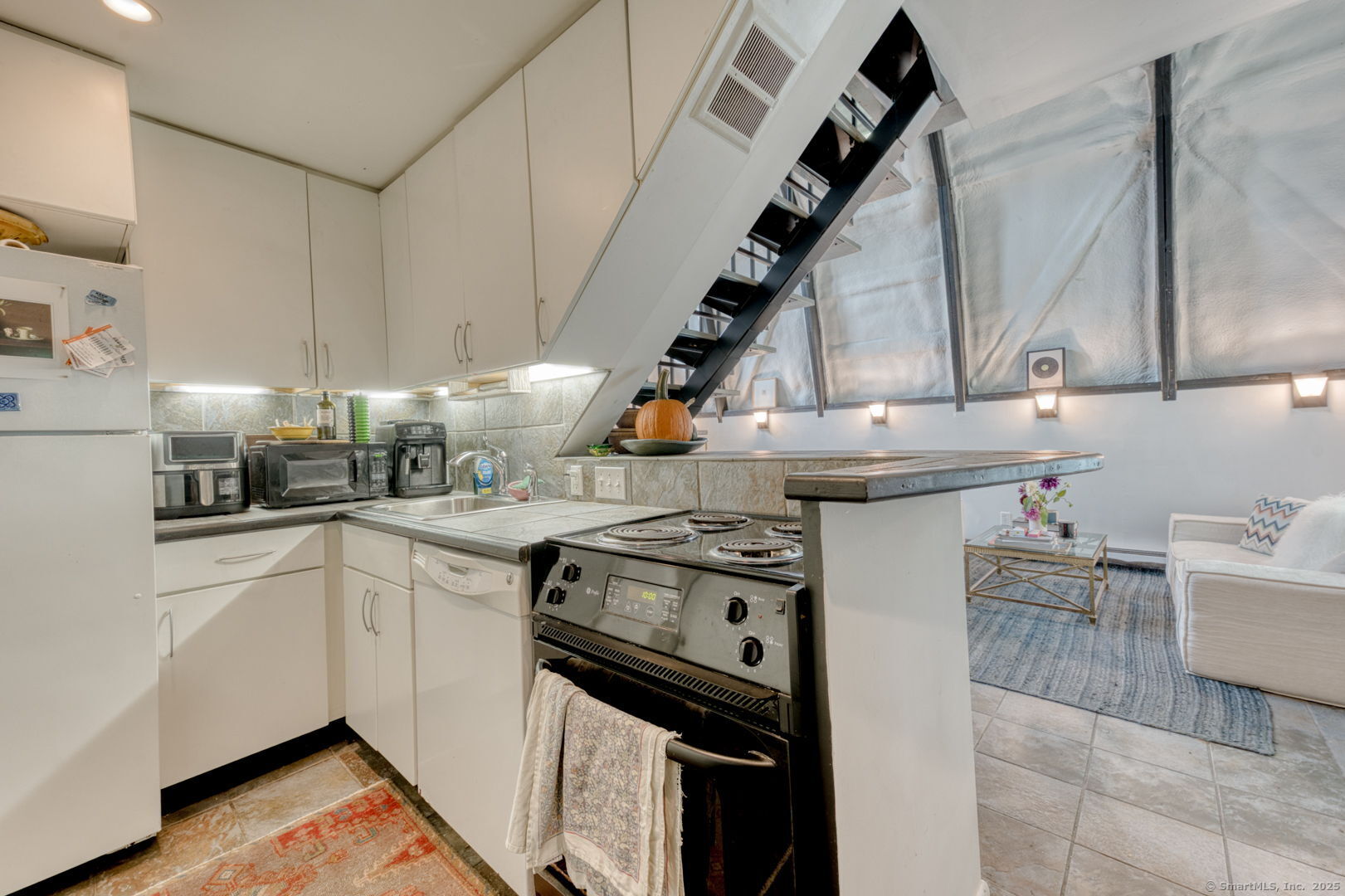 11 Day Road Photo 30