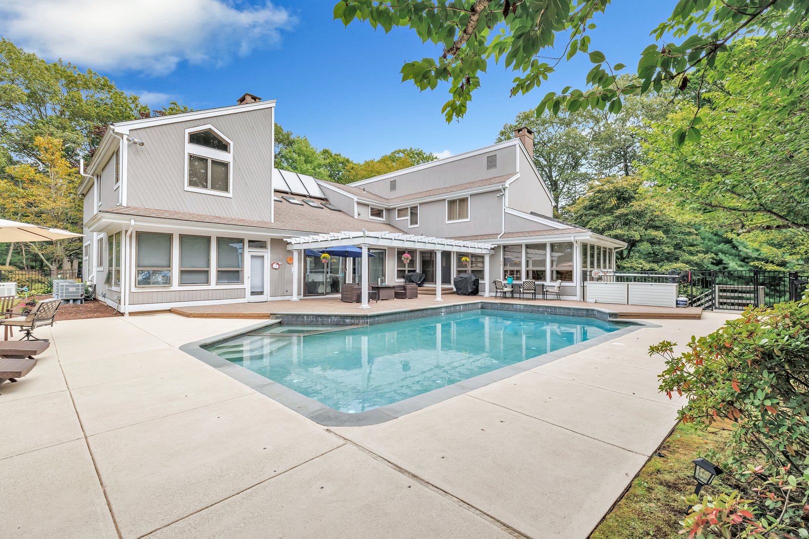 28 Strawberry Lane Photo 2