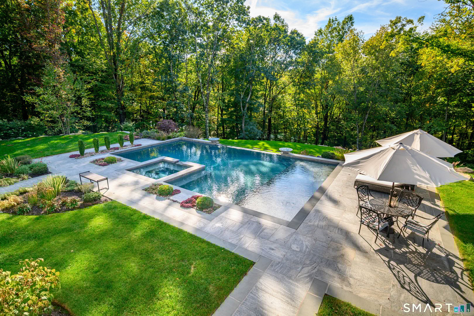 14 Merlins Lane Photo 35