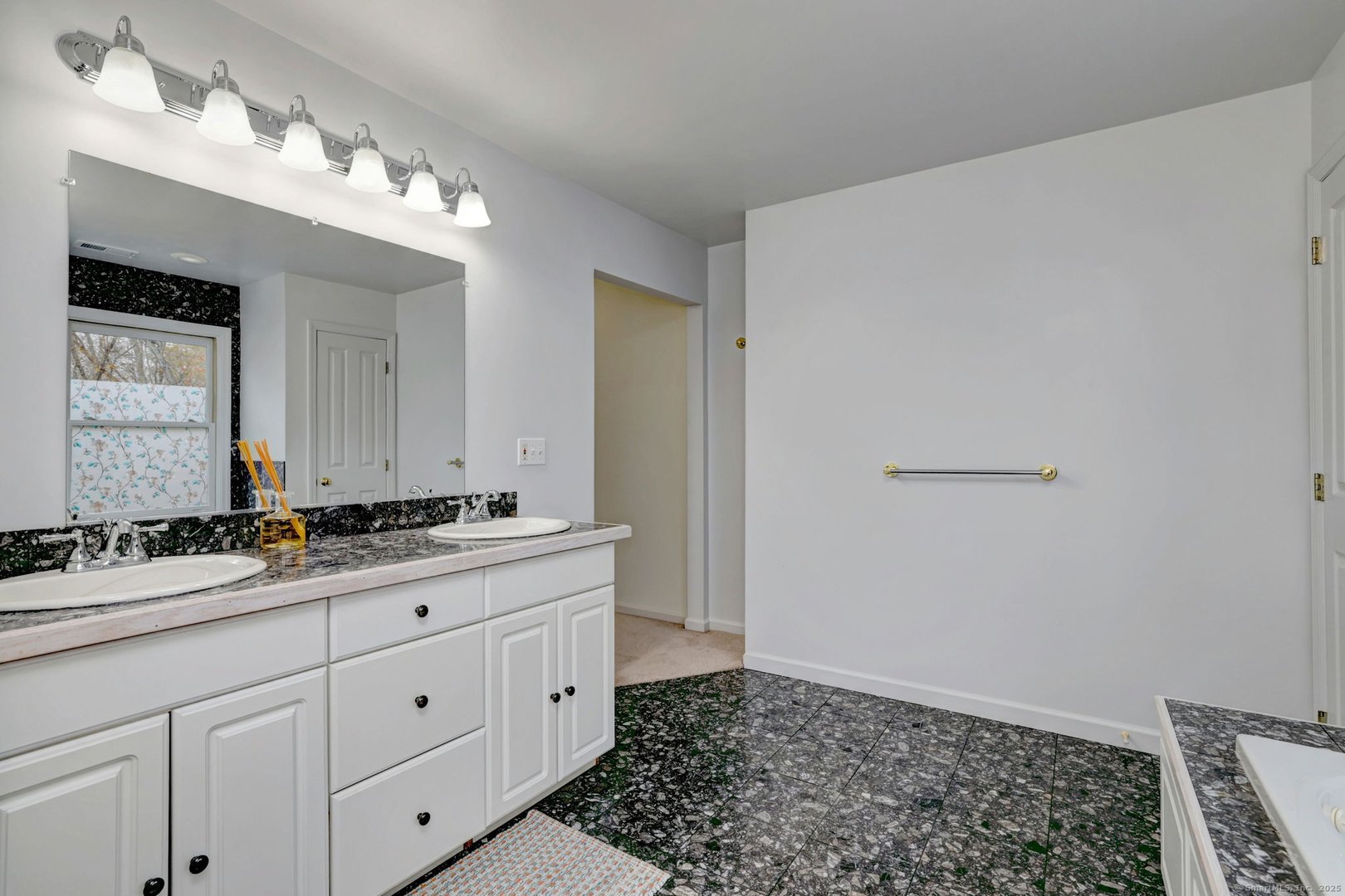 920 Green Circle Photo 27