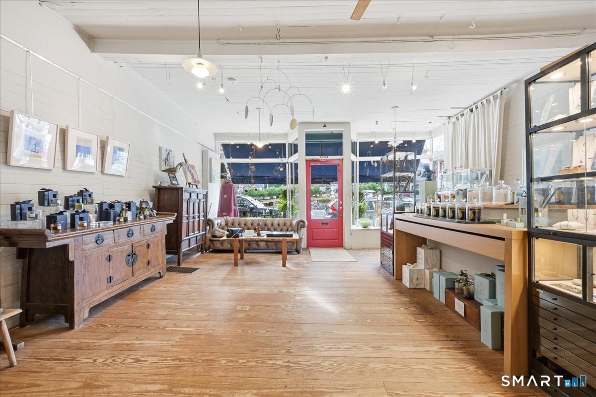 21 Main Street Photo 5