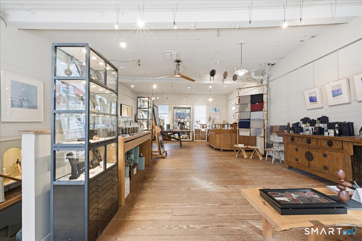 21 Main Street Photo 8