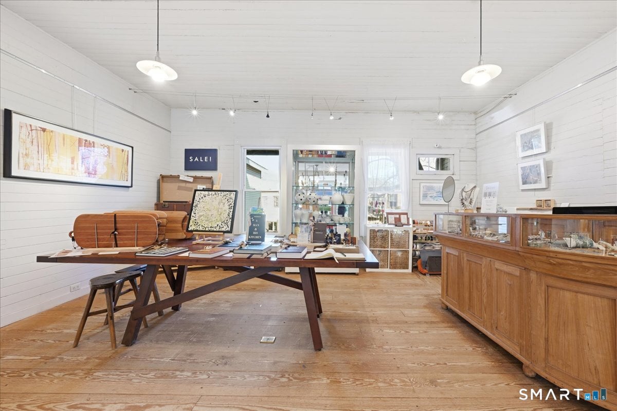 21 Main Street Photo 9