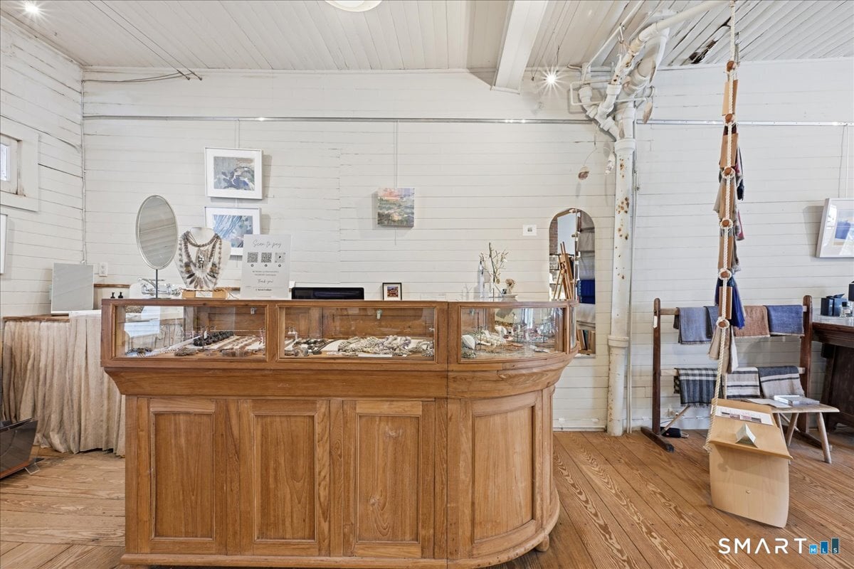 21 Main Street Photo 10