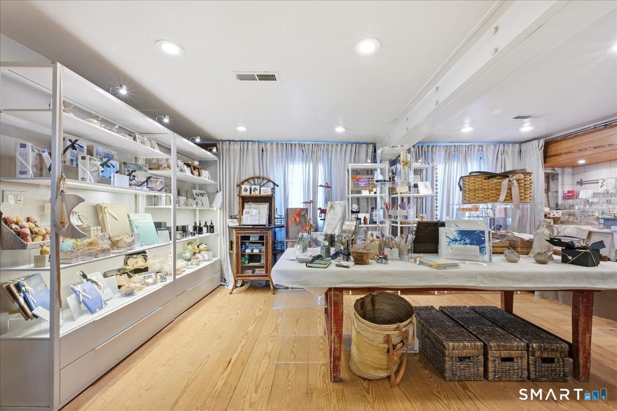 21 Main Street Photo 12