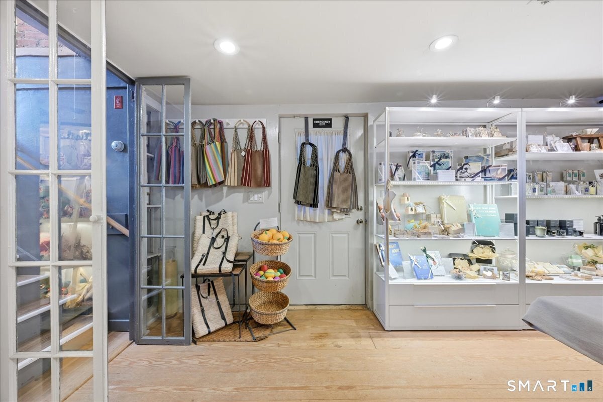 21 Main Street Photo 13