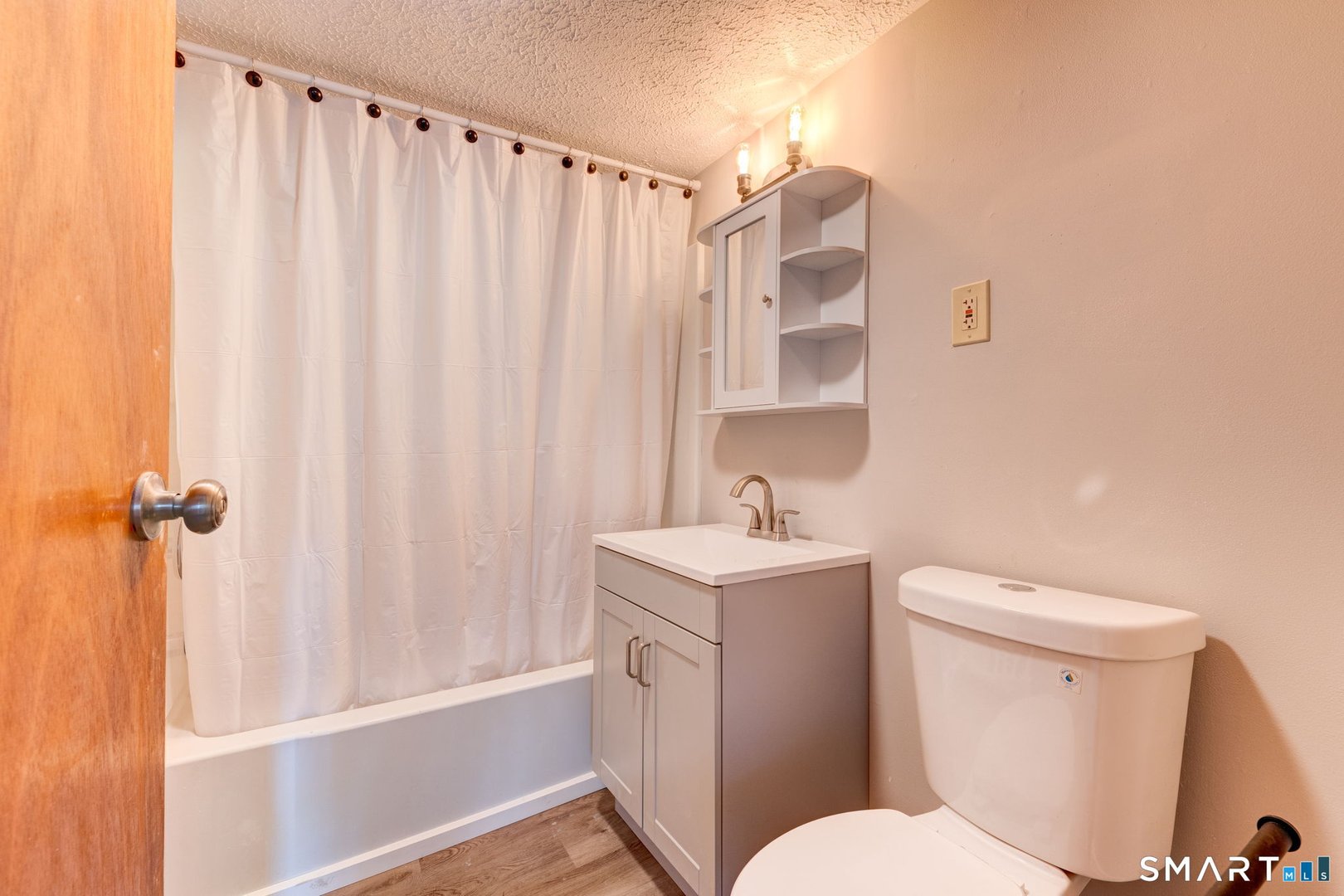 8 Maple Avenue Photo 17