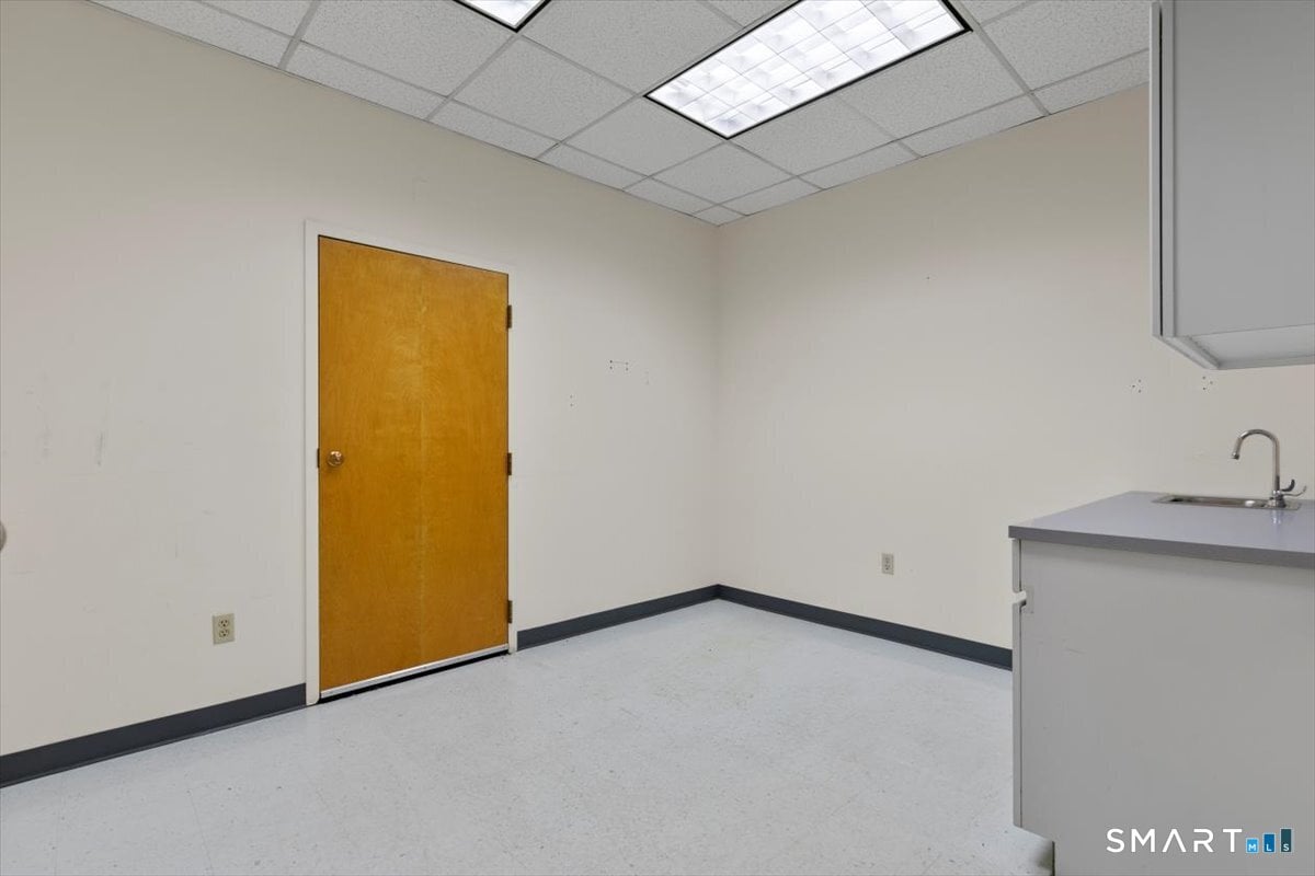 2428 Whitney Avenue Photo 17