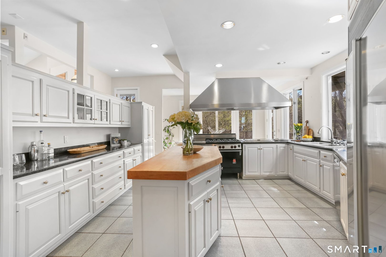 32 Buttonball Lane Photo 11