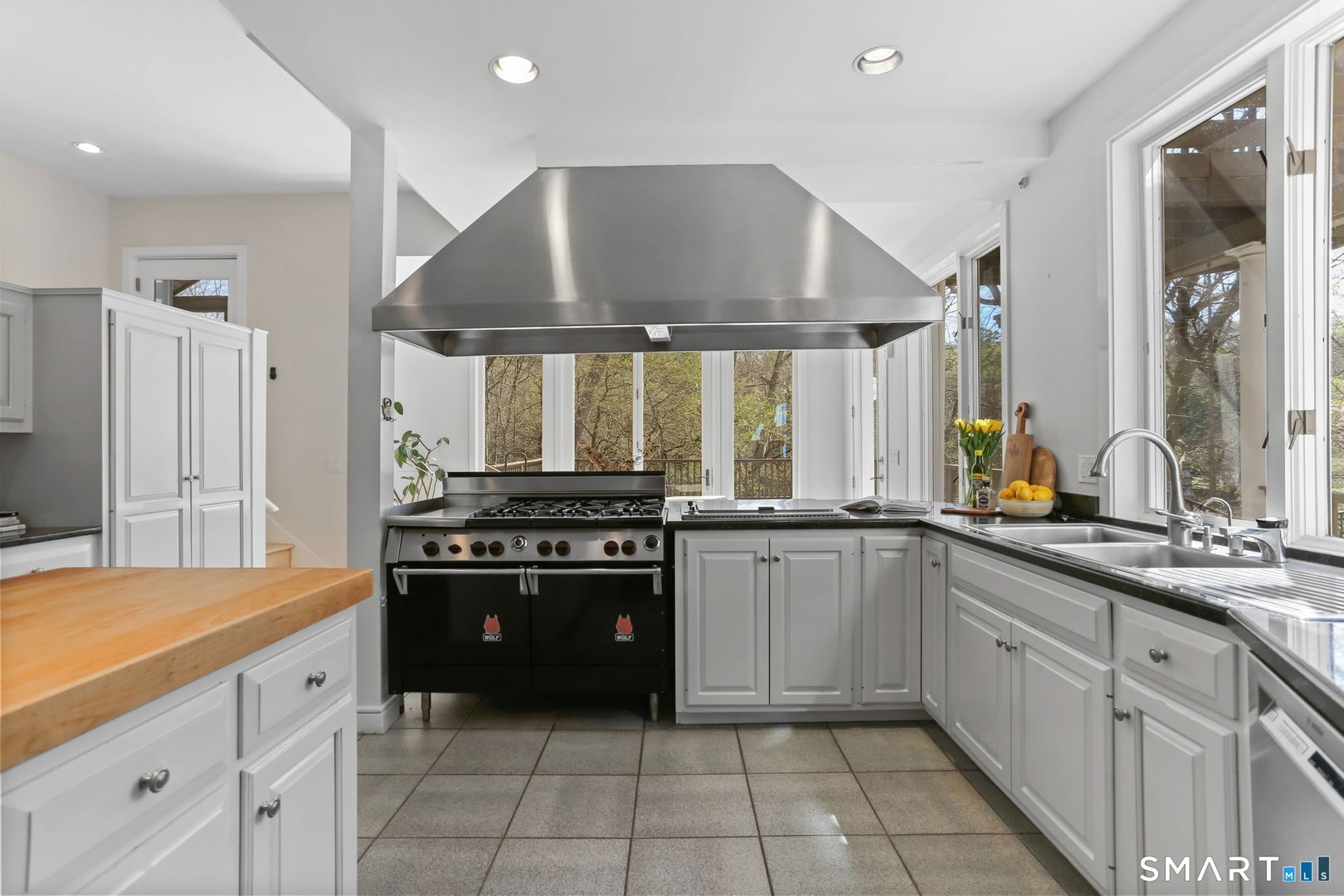 32 Buttonball Lane Photo 13