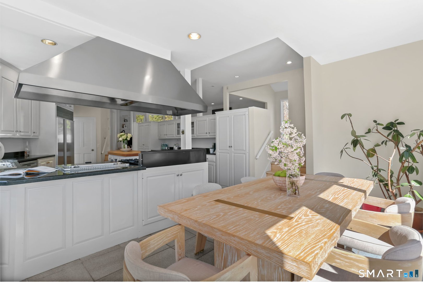 32 Buttonball Lane Photo 15