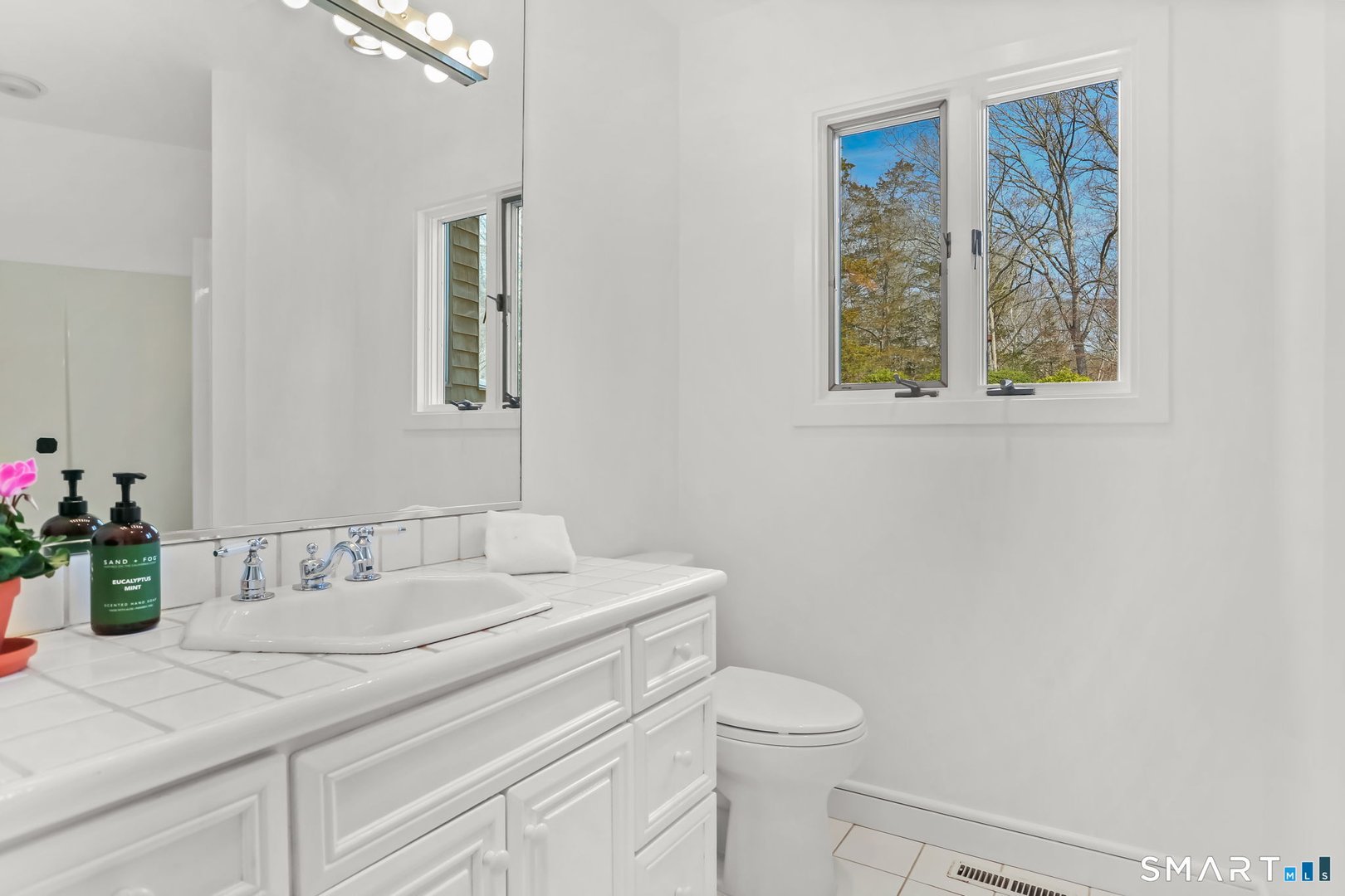 32 Buttonball Lane Photo 23