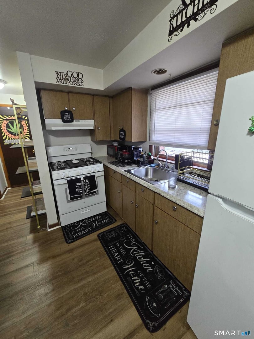 880 First Avenue Photo 7